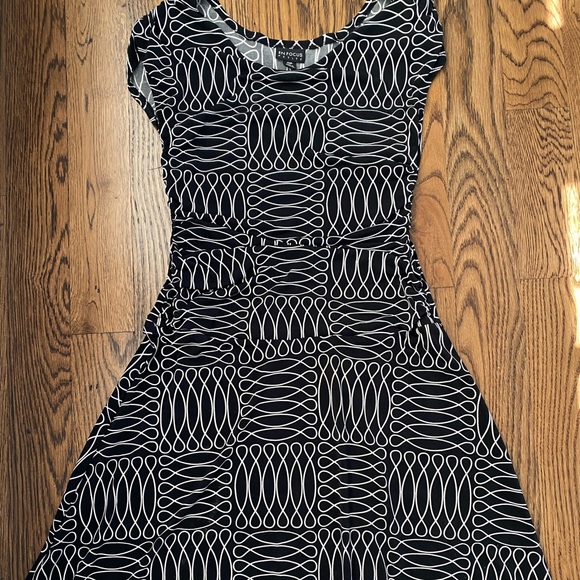 Black and white patterned dress - Picture 2 of 3